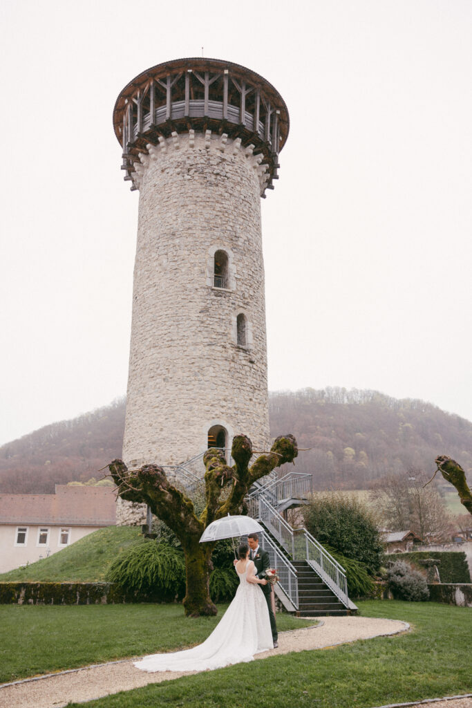 Mariage sous la pluie Château de Faverges